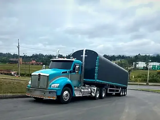 Tractomula Kenworth encarrozada en carretera